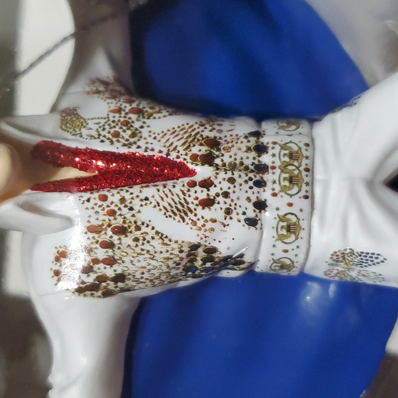 Elvis Presley On Tour 1972 White Caped and Jumpsuit with Red Scarve Keepsake… - Picture 4 of 13